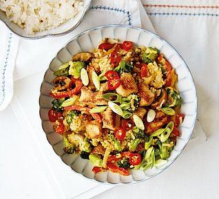 Smažená rýže se zeleninou a krůtím masem