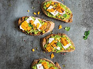 Chlebíčky s avokádem a kukuřicí