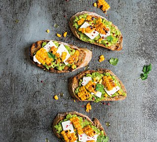 Chlebíčky s avokádem a kukuřicí