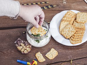 Dip z pečeného česneku