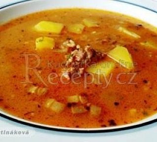 Gulášová polévka z mletého masa