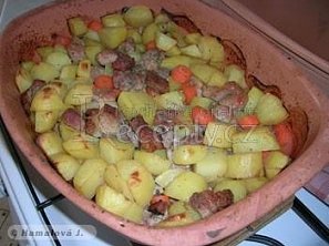 Zapékané brambory s masem v římském hrnci Zapékané brambory s masem v římském hrnci