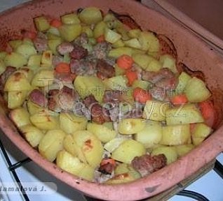 Zapékané brambory s masem v římském hrnci