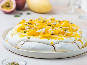 Pavlova s marakujou a mangem