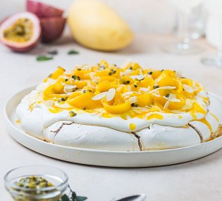 Pavlova s marakujou a mangem