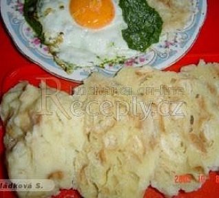 Třené houskové knedlíky (nekynuté) Třené houskové knedlíky (nekynuté)