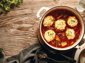 Vepřové ragú s kukuřičnými knedlíčky Vepřové ragú s kukuřičnými knedlíčky
