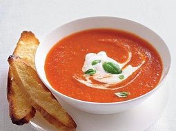 Úžasná hustá, krémová a lehce pikantní rajčatová polévka
