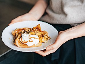 Palačinky s jablky a slaným karamelem