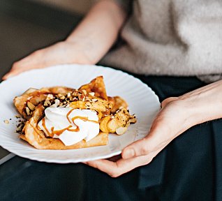 Palačinky s jablky a slaným karamelem