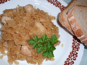 Dušené zelí s vinnou klobásou