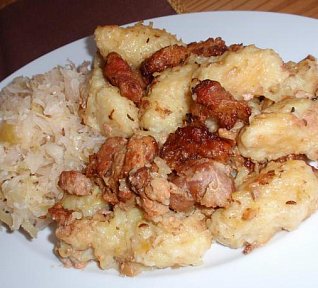 Klouzáky s masem (chlupaté knedlíky) a kysaným zelím