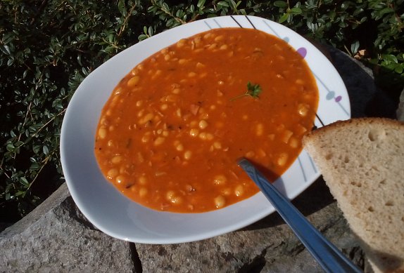 Fazolová gulášová polévka