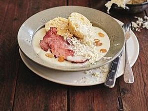 Uzené s křenovou omáčkou