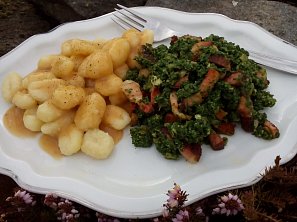 Špenát s debrecínským špekem nebo slaninou