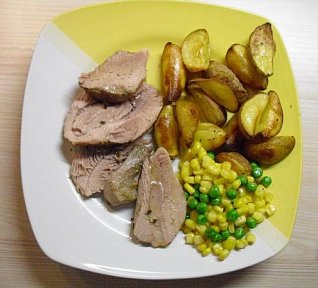 Pečená krůta s pečenými brambory a dušenou zeleninou