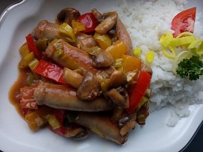 Vinná klobása se zeleninou a žampiony