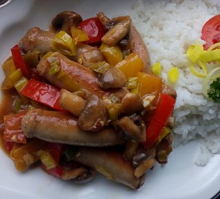 Vinná klobása se zeleninou a žampiony