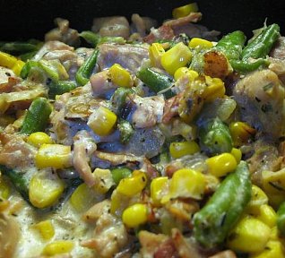 Smetanové fazolky a kukuřice s masem podávané na bramboru vařeném ve slupce