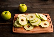 Jablka v těstíčku s vanilkovou omáčkou