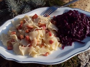 Slaninové flíčky s dušeným červeným zelím