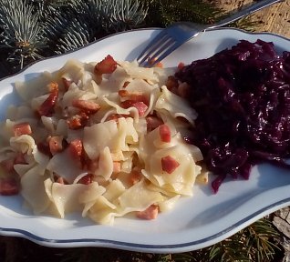 Slaninové flíčky s dušeným červeným zelím