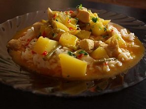 Kuřecí kari s limetkovými listy, citronelou a mangem Kuřecí kari s limetkovými listy, citronelou a mangem