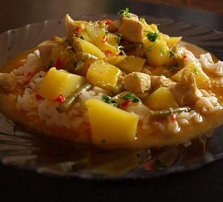 Kuřecí kari s limetkovými listy, citronelou a mangem