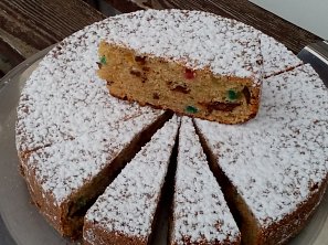 Tvarohová buchta s čokoládou a kandovaným ovocem