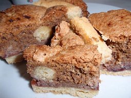 Křehký ořechový dort (řez)