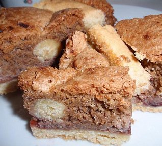 Křehký ořechový dort (řez)