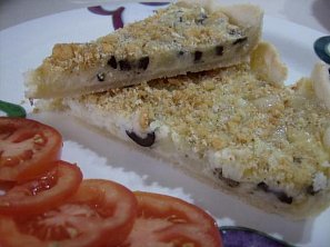 Slaný bramborový koláč se sýrem a olivami