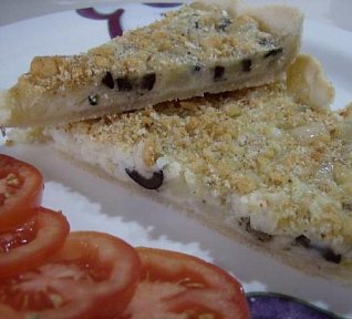 Slaný bramborový koláč se sýrem a olivami