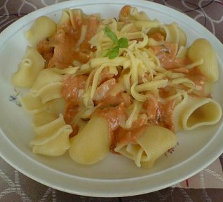 Kuřecí těstoviny v rajčatové omáčce