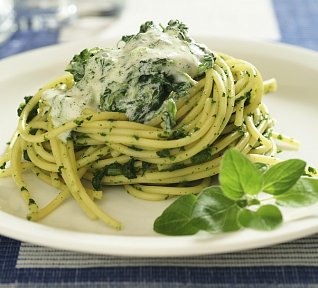 Těstoviny se špenátem a kuřecím masem