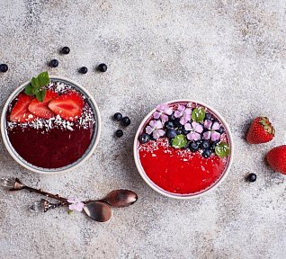 Smoothie bowl s jahodami