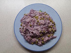 Salát z červeného zelí s hráškem