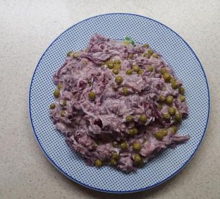 Salát z červeného zelí s hráškem