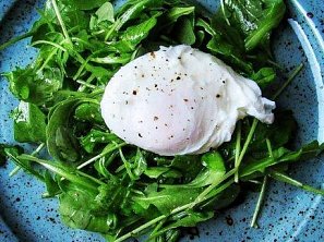 Rukolový salát se ztraceným vejcem