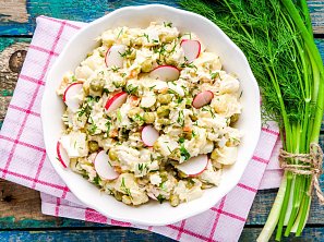 Bramborový salát s okurkou a koprem