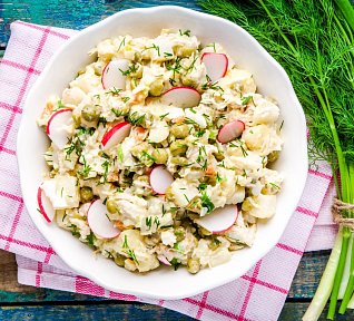 Bramborový salát s okurkou a koprem