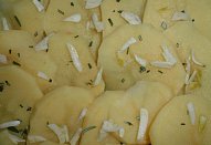 Gratinované brambory (nejen) s česnekem