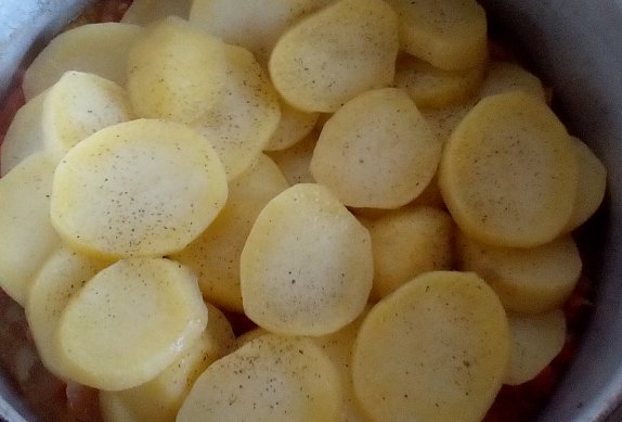 Kotlety pečené na bramborách se zeleninou