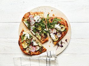 Pizza s pestem a bůvolí mozzarellou