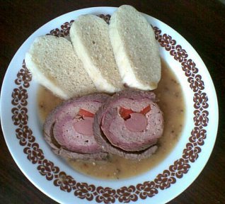 Závitky s mletým masem ve špekové omáčce