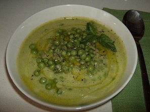 Cuketová polévka  s hráškem a mátou