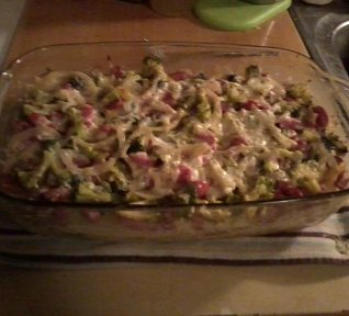 Zapečené brambory s brokolicí, uzeninou a nivou