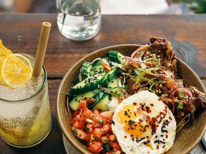 Com Tam – Rýže se zeleninou a marinovanou krkovicí