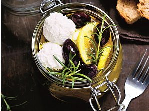 Nakládaný kozí sýr s olivami a citronem