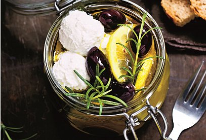 Nakládaný kozí sýr s olivami a citronem